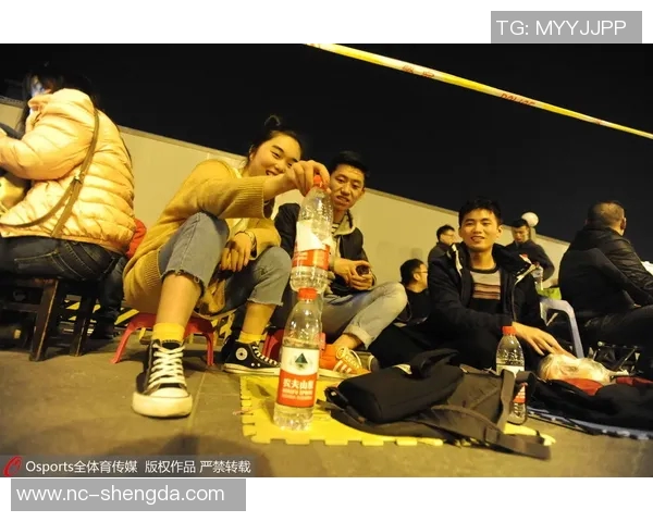 球迷连夜排队抢购球衣，场面堪比演唱会